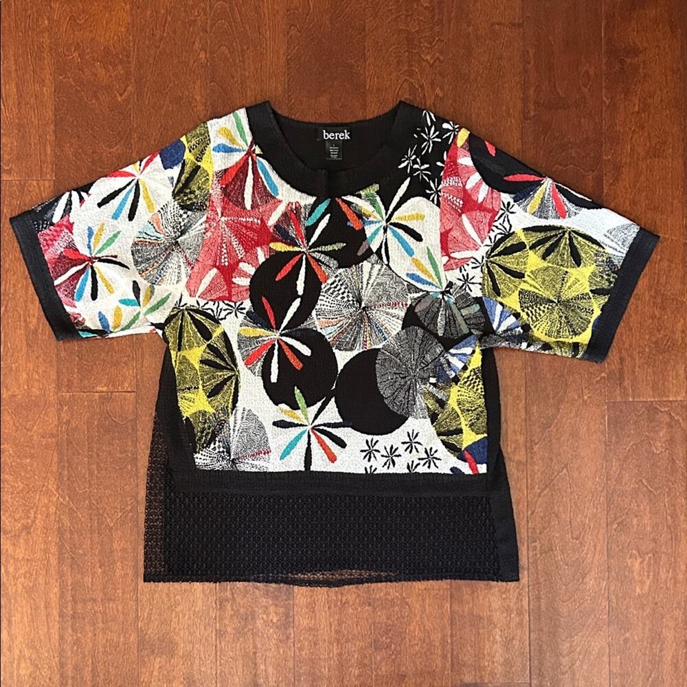 berek Short Sleeve Blouse with Artsy Pattern and Crocheted Bottom, Size Large